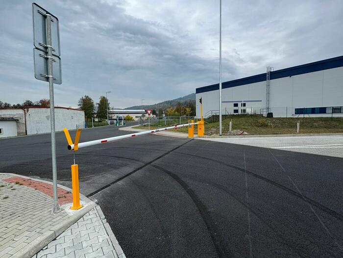 Extrémně dlouhá závora na vjezdu kamionů na parkoviště u logistického centra ZF Ostrov - #5