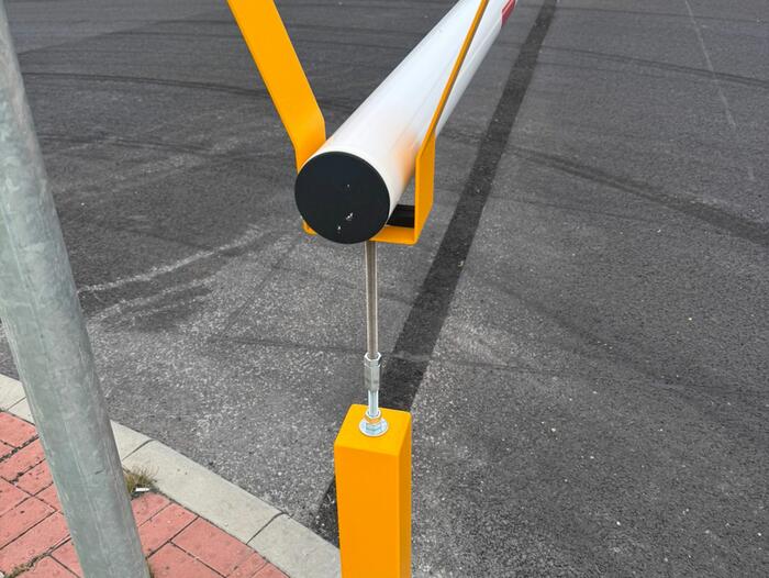 Extrémně dlouhá závora na vjezdu kamionů na parkoviště u logistického centra ZF Ostrov - #6