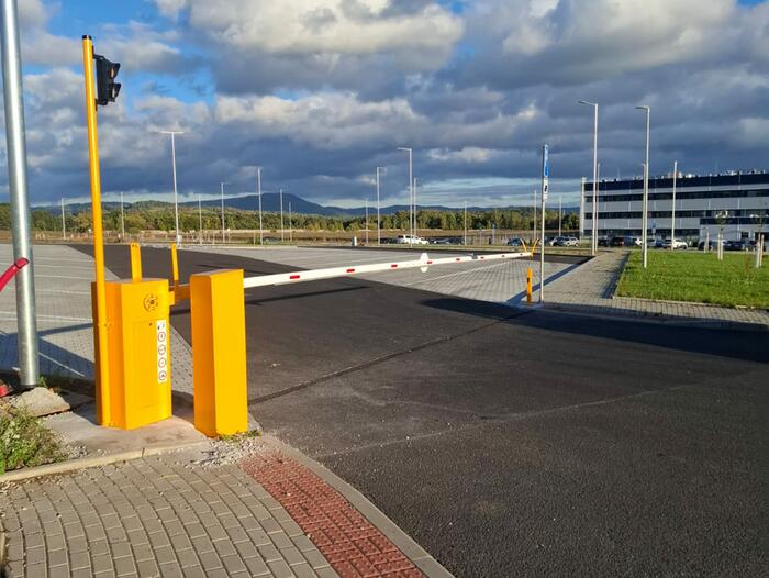 Extrémně dlouhá závora na vjezdu kamionů na parkoviště u logistického centra ZF Ostrov