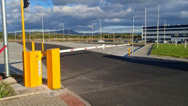 Extrémně dlouhá závora na vjezdu kamionů na parkoviště u logistického centra ZF Ostrov