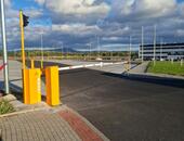 Extrémně dlouhá závora na vjezdu kamionů na parkoviště u logistického centra ZF Ostrov