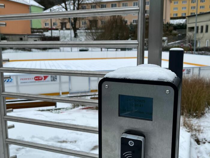Plnorozměrný turniket s bránou ke vstupu na mobilní kluziště v Adamově na Blanensku - #1