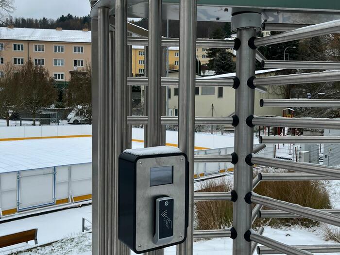 Plnorozměrný turniket s bránou ke vstupu na mobilní kluziště v Adamově na Blanensku - #2