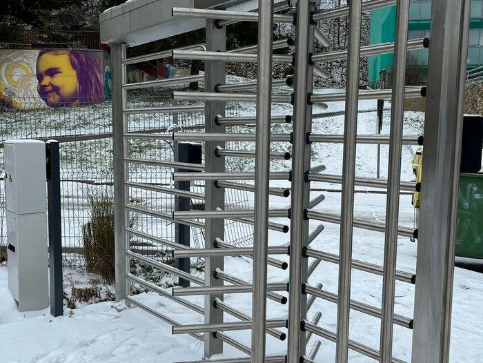 Plnorozměrný turniket s bránou ke vstupu na mobilní kluziště v Adamově na Blanensku - #3