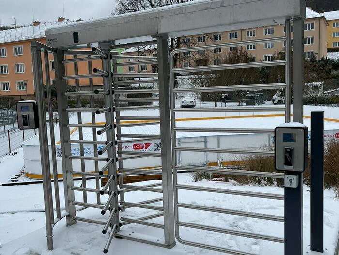 Plnorozměrný turniket s bránou ke vstupu na mobilní kluziště v Adamově na Blanensku