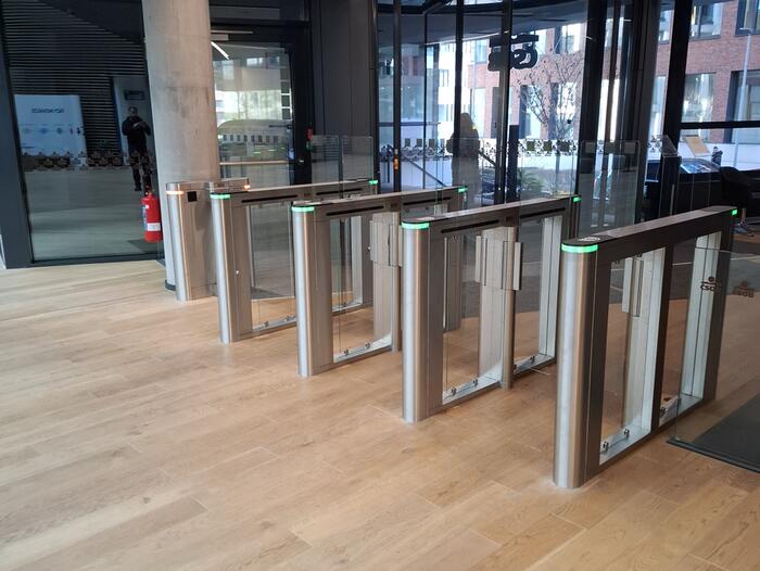 Speedgate turnikety pro přístupový systém ve slovenské centrále ČSOB - #1