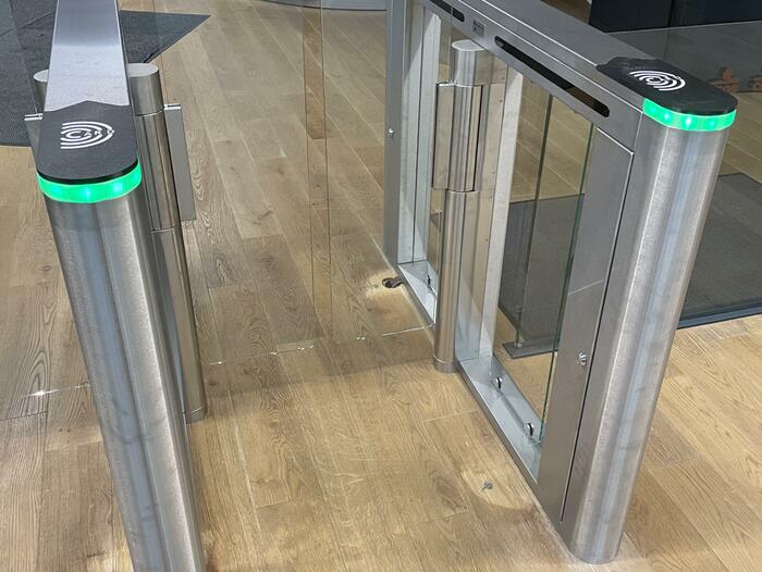 Speedgate turnikety pro přístupový systém ve slovenské centrále ČSOB - #2