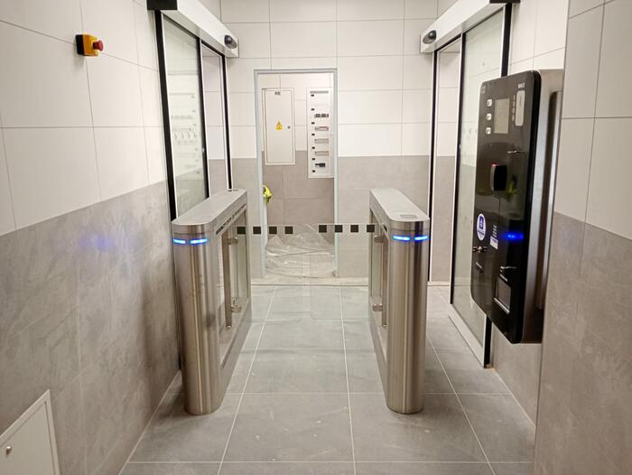 Turnikety s pokladnou ke vstupu na toalety na nádraží v Chocni - #1