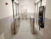 Turnikety s pokladnou ke vstupu na toalety na nádraží v Chocni - #1