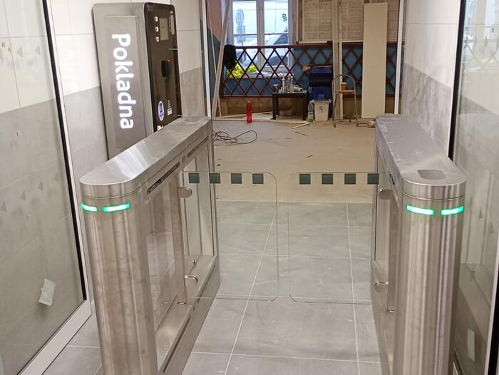 Turnikety s pokladnou ke vstupu na toalety na nádraží v Chocni - #2