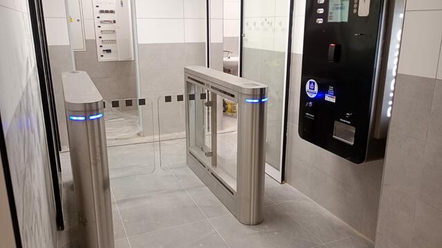 Turnikety s pokladnou ke vstupu na toalety na nádraží v Chocni