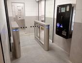 Turnikety s pokladnou ke vstupu na toalety na nádraží v Chocni