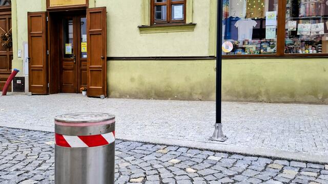 Automatický výsuvný sloup ve vjezdu do historického centra Velkého Meziřící