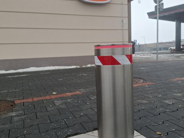 Výsuvný sloup u Burger Kingu v Otvicích k ochraně vjezdu do zásobovacích prostor - #1