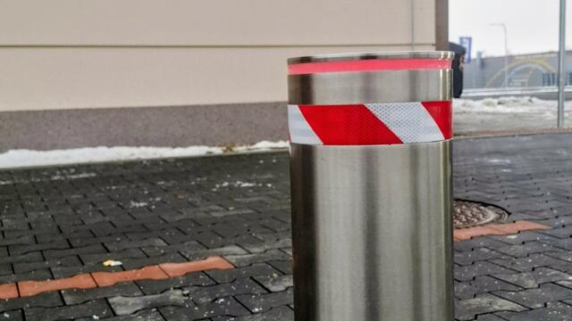 Výsuvný sloup u Burger Kingu v Otvicích k ochraně vjezdu do zásobovacích prostor