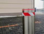 Výsuvný sloup u Burger Kingu v Otvicích k ochraně vjezdu do zásobovacích prostor