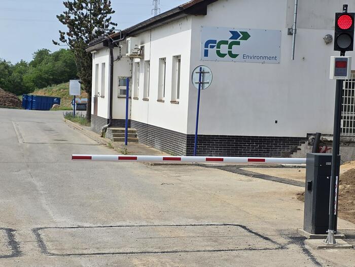 Dvojice průmyslových závor ve vjezdu na skládku FCC Žabčice na Brněnsku - #2