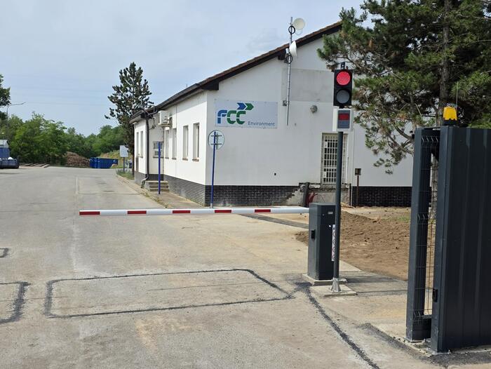 Dvojice průmyslových závor ve vjezdu na skládku FCC Žabčice na Brněnsku - #4