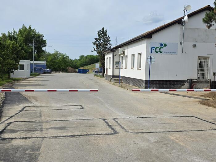 Dvojice průmyslových závor ve vjezdu na skládku FCC Žabčice na Brněnsku