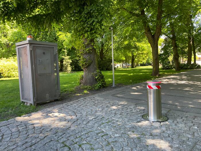 Retractable column to restrict car entry into the park at the Spa Colonnade in Poděbrady - #1