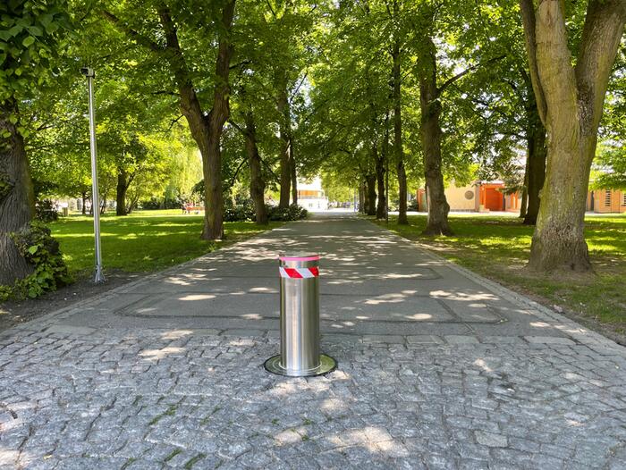 Retractable column to restrict car entry into the park at the Spa Colonnade in Poděbrady - #3