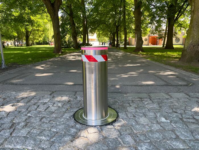 Retractable column to restrict car entry into the park at the Spa Colonnade in Poděbrady - #4