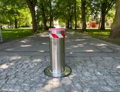 Retractable column to restrict car entry into the park at the Spa Colonnade in Poděbrady - #4