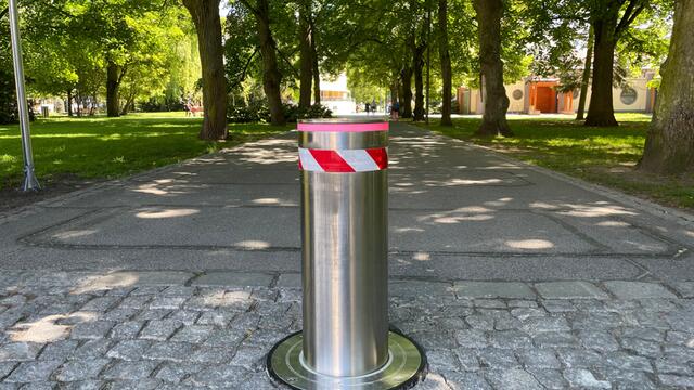 Retractable column to restrict car entry into the park at the Spa Colonnade in Poděbrady
