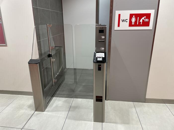 Vstupní turnikety s platebním automatem na toalety