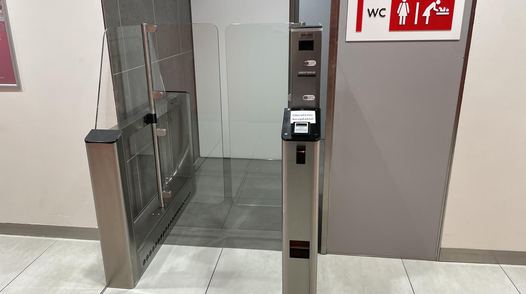 Vstupní turnikety s platebním automatem na toalety