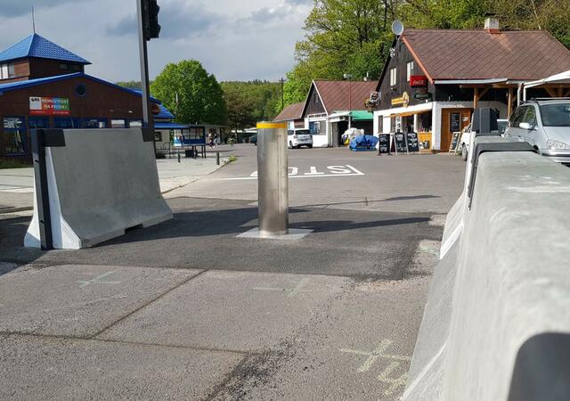 Detomatic vyrábí i realizuje silniční zábrany proti vjezdu k maximální ochraně vyhrazených prostor nebo lidí na veřejném prostranství | Realizace zábran proti vjezdu, silničních zábran a dopravních zábran