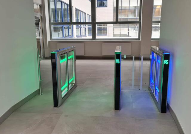 Detomatic pro vás vstupní turnikety na míru vyrobí, ale zároveň zajistí i jejich instalaci a následnou pravidelnou údržbu | Instalace turniketů na vstup