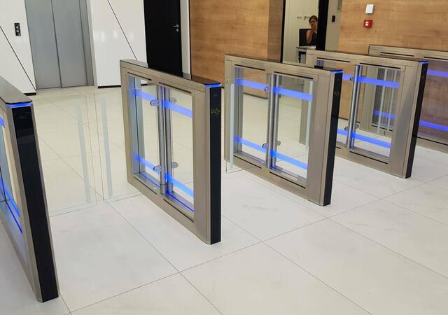 Speedgate turnikety nejčastěji instalujeme do vnitřních prostorů, kde skvěle fungují jako přístupové systémy pro vstup zaměstnanců | Realizace turniketů Detomatic