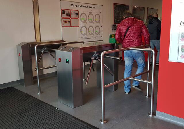 Z poměrů cena–výkon jsou velmi výhodné tripodové turnikety, které se hodí takřka do jakéhokoliv prostoru | Realizace turniketů Detomatic