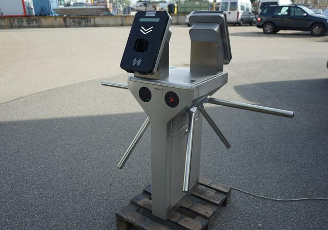 Do extrémně úzkých míst s potřebou obousměrného vstupu se hodí oboustranný tripod turniket na vstup | Realizace turniketů Detomatic