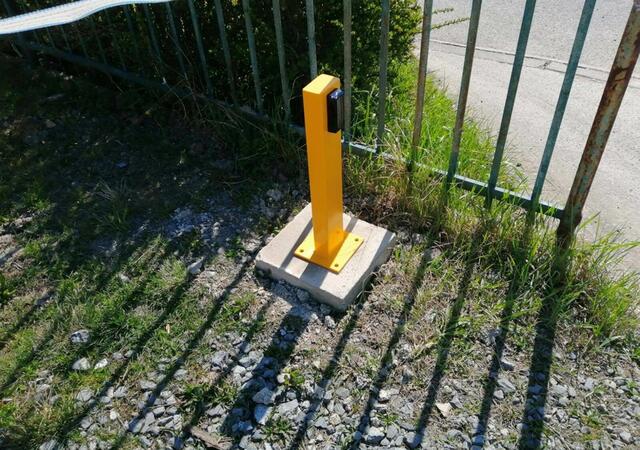 GSM moduly v tomto případě fungují jako automatická a plně soběstačná vrátnice, která neustále čeká signál a po jeho obdržení vykoná akci | GSM moduly jako prostředek využití sítě GSM na parkovištích a vstupech