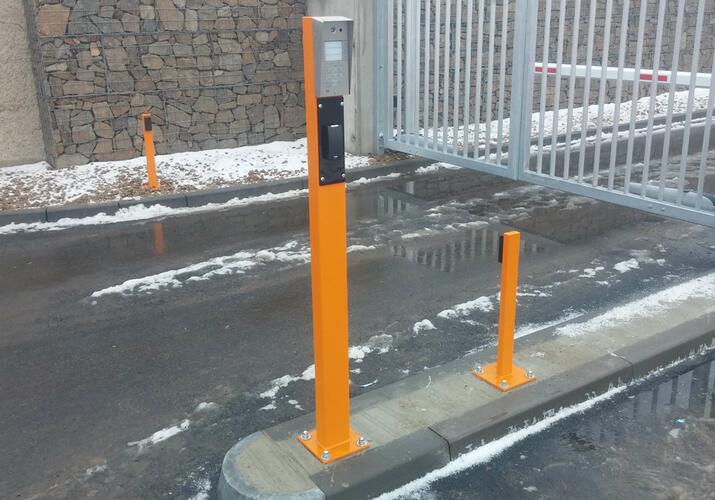 Výhod systémů založených na technologii GSM sítě je hned několik, především však automatizace a soběstačnost vymezeného areálu | Proč si pořídit GSM systém od Detomatic?