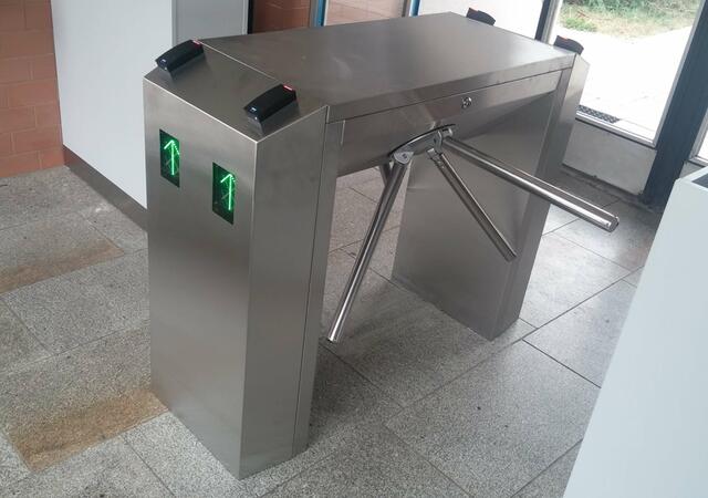 Jednou z hlavních výhod elektronických přístupových systémů je možnost pečlivého dohledu nad vstupy do areálu nebo objektu, což je v některých institucích naprosto nezbytné | Jaké jsou výhody jednotlivých typů přístupových systémů?