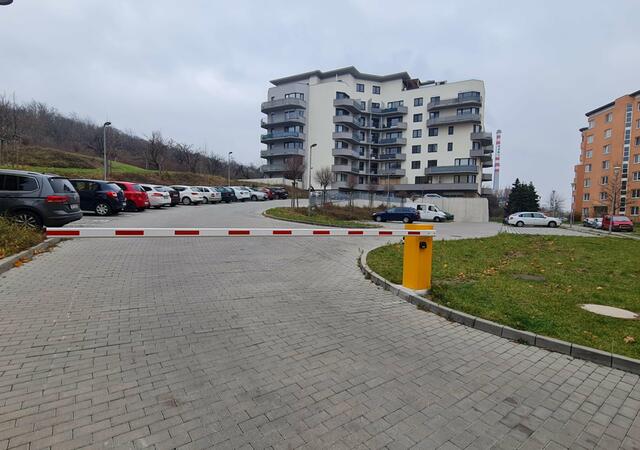 Jakmile se shodneme na specifikách zakázky, vjezdovou či parkovací závoru navrhneme a vyrobíme na míru | Realizace parkovacích a vjezdových závor