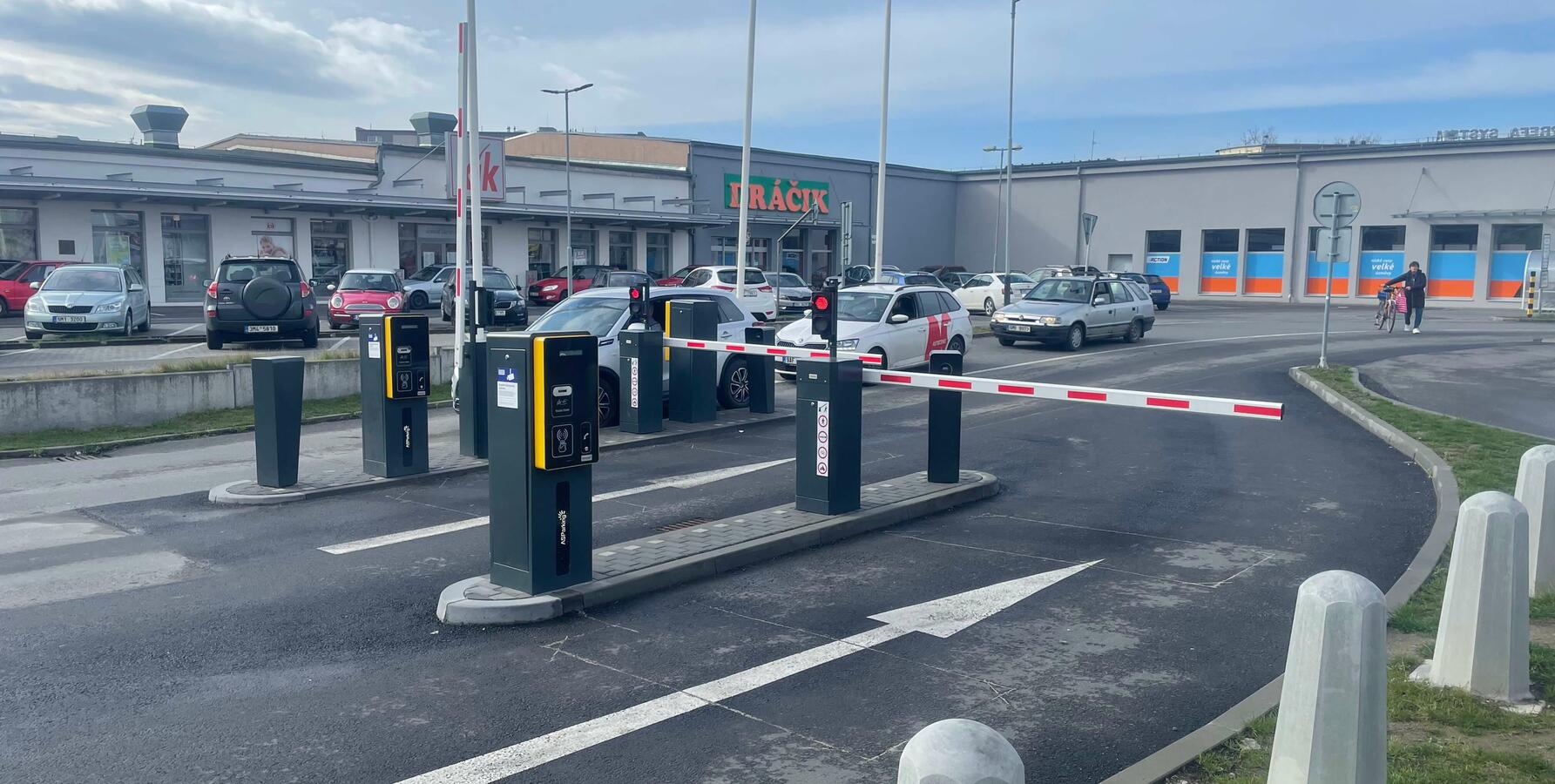 Semafory Detomatic skvěle poslouží k zajištění dlouhodobého a bezproblémového provozu na intenzivně využívaném parkovišti | LED semafory od Detomaticu jsou spolehlivé a odolné
