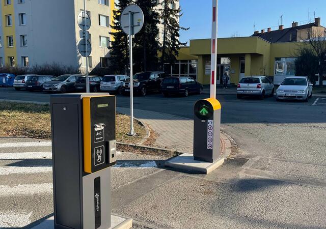 Bez problémů vám do vjezdové závory zaintegrujeme GSM moduly, čtečky karet, dálkové ovládání nebo další volitelné příslušenství | Závora s vjezdem na zavolání, na kartu, nebo kompletně automatický parkovací systém?