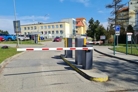 Vjezdová a výjezdová parkovací závora na ostrůvku | Detomatic - Závory a Turnikety