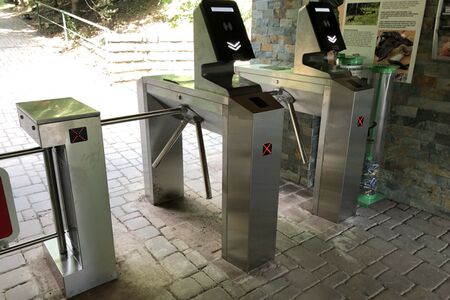Rotační turniket a branka na vstupu | Detomatic - Závory a Turnikety